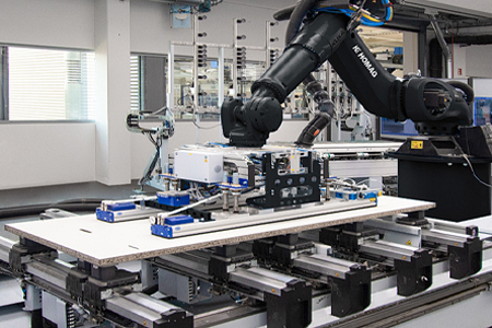 Cooling system and chip removal system of CNC machining center
